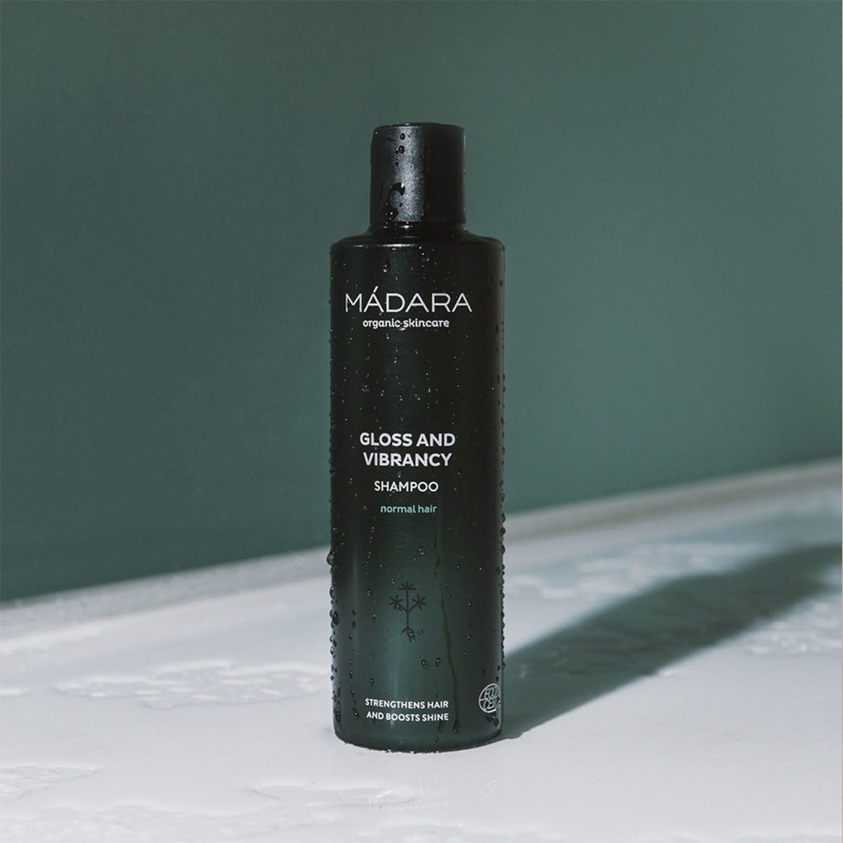 Madara Gloss And Vibrancy Shampoo | 250 ml fra Madara