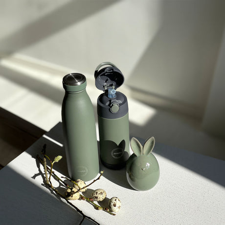 Barneflaske med sugerør - Tropisk Grønn fra AYA&IDA