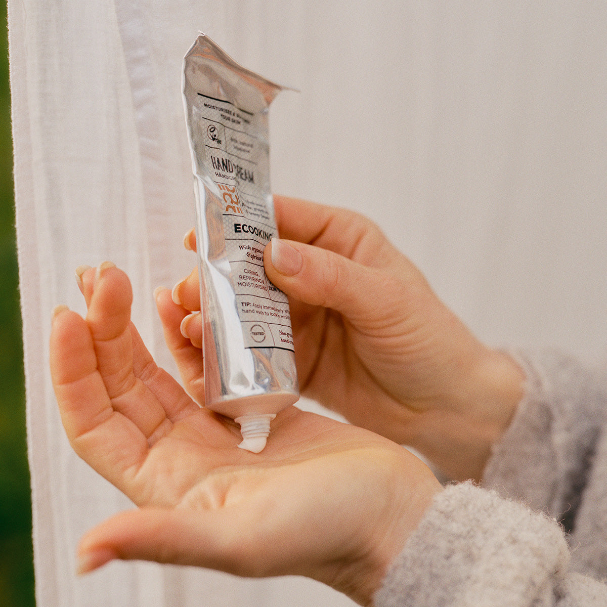 Håndkrem med mandel- & aprikoskjerneolje fra Ecooking