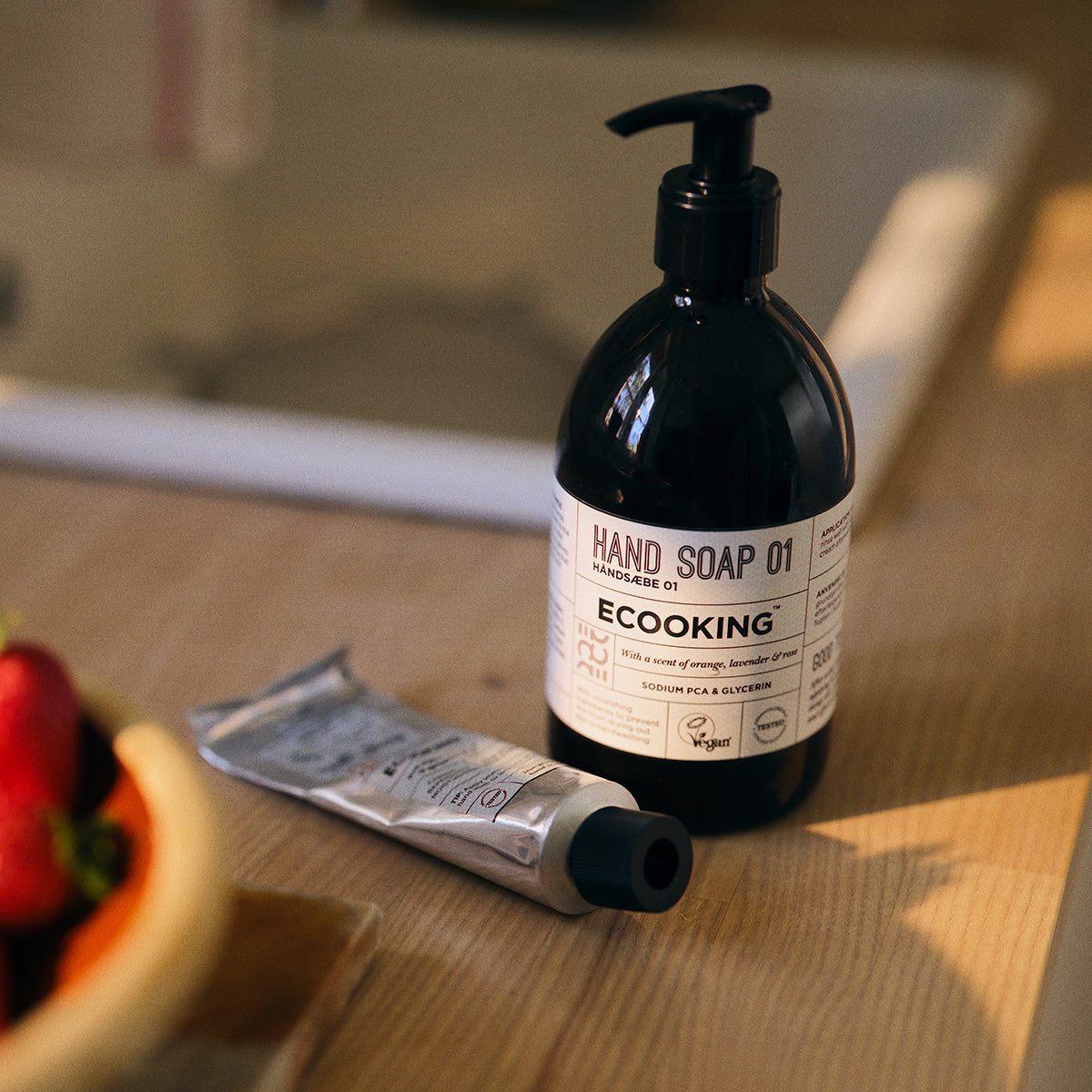 Håndkrem med mandel- & aprikoskjerneolje fra Ecooking